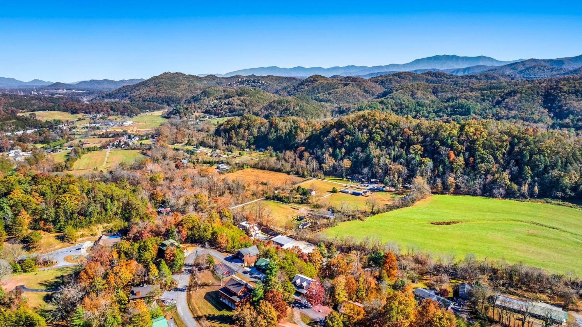 Bearfoot Pines - True Log Cabin - Wi-Fi, Hot Tub, Fishing, Deck With Views! - Mins To Pf Sevierville Luaran gambar