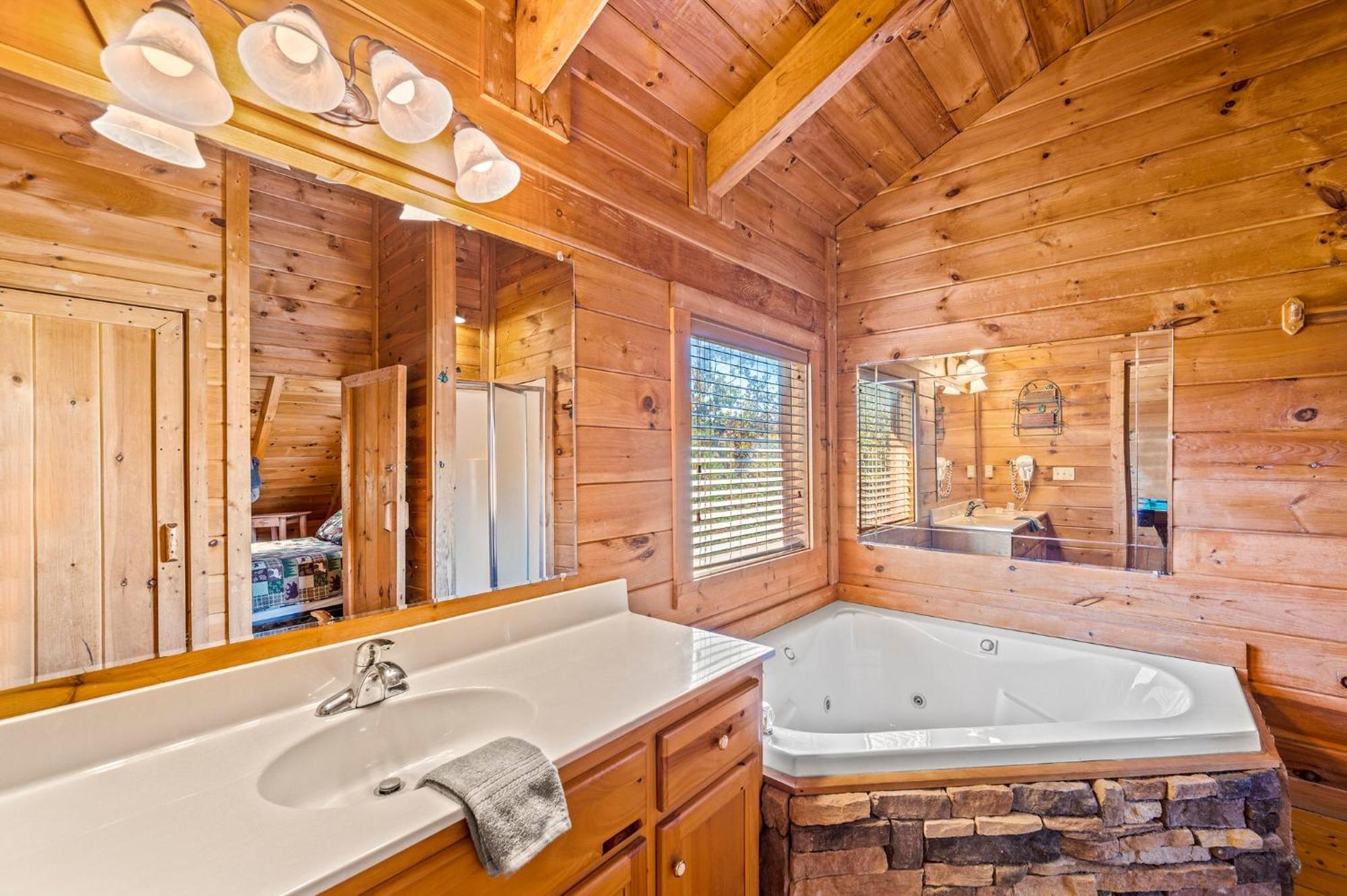 Bearfoot Pines - True Log Cabin - Wi-Fi, Hot Tub, Fishing, Deck With Views! - Mins To Pf Sevierville Luaran gambar
