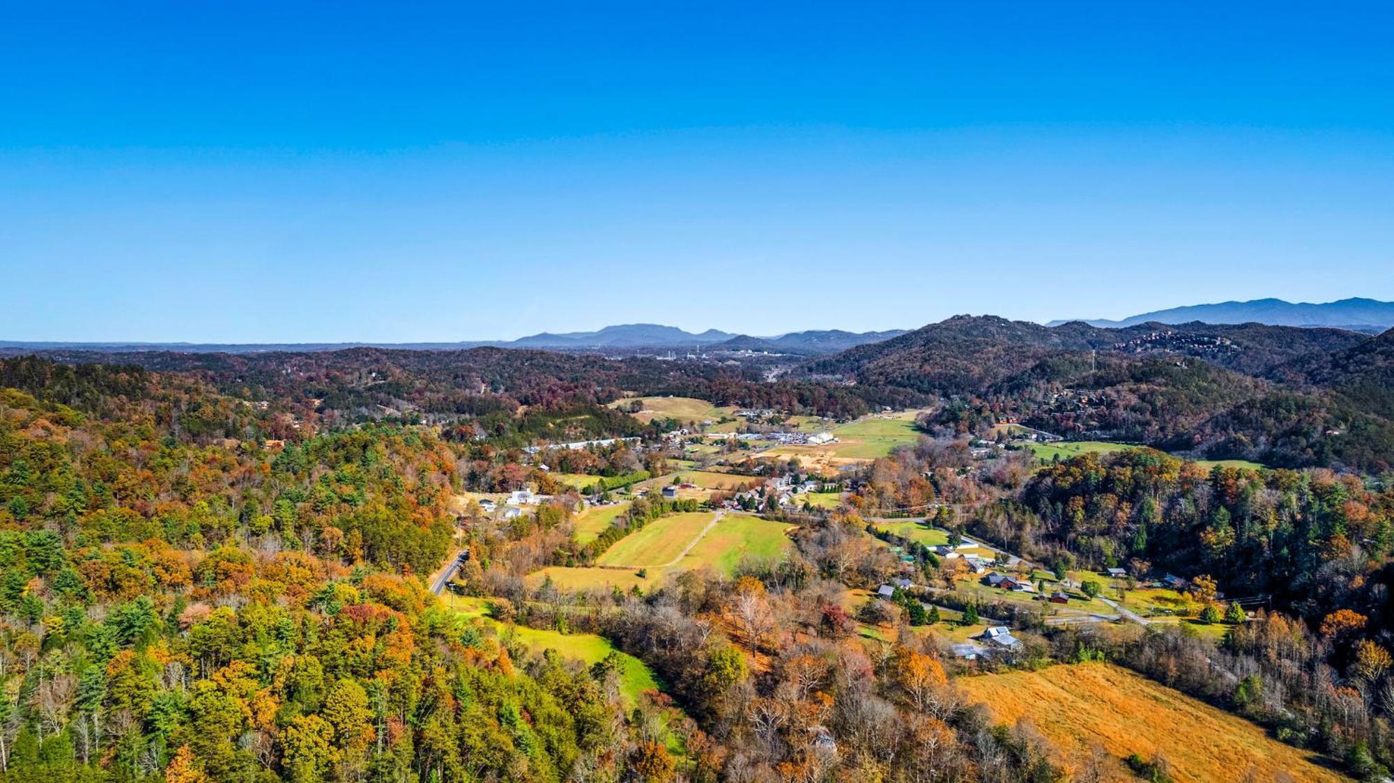 Bearfoot Pines - True Log Cabin - Wi-Fi, Hot Tub, Fishing, Deck With Views! - Mins To Pf Sevierville Luaran gambar